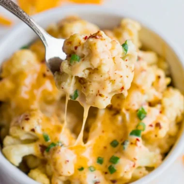 Delicious cauliflower mac and cheese topped with breadcrumbs and cheese