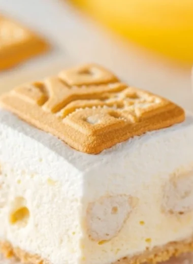 Delicious bowl of homemade banana pudding with fresh banana slices