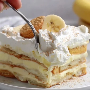 Delicious layered banana pudding with bananas and whipped cream