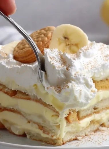 Delicious layered banana pudding with bananas and whipped cream